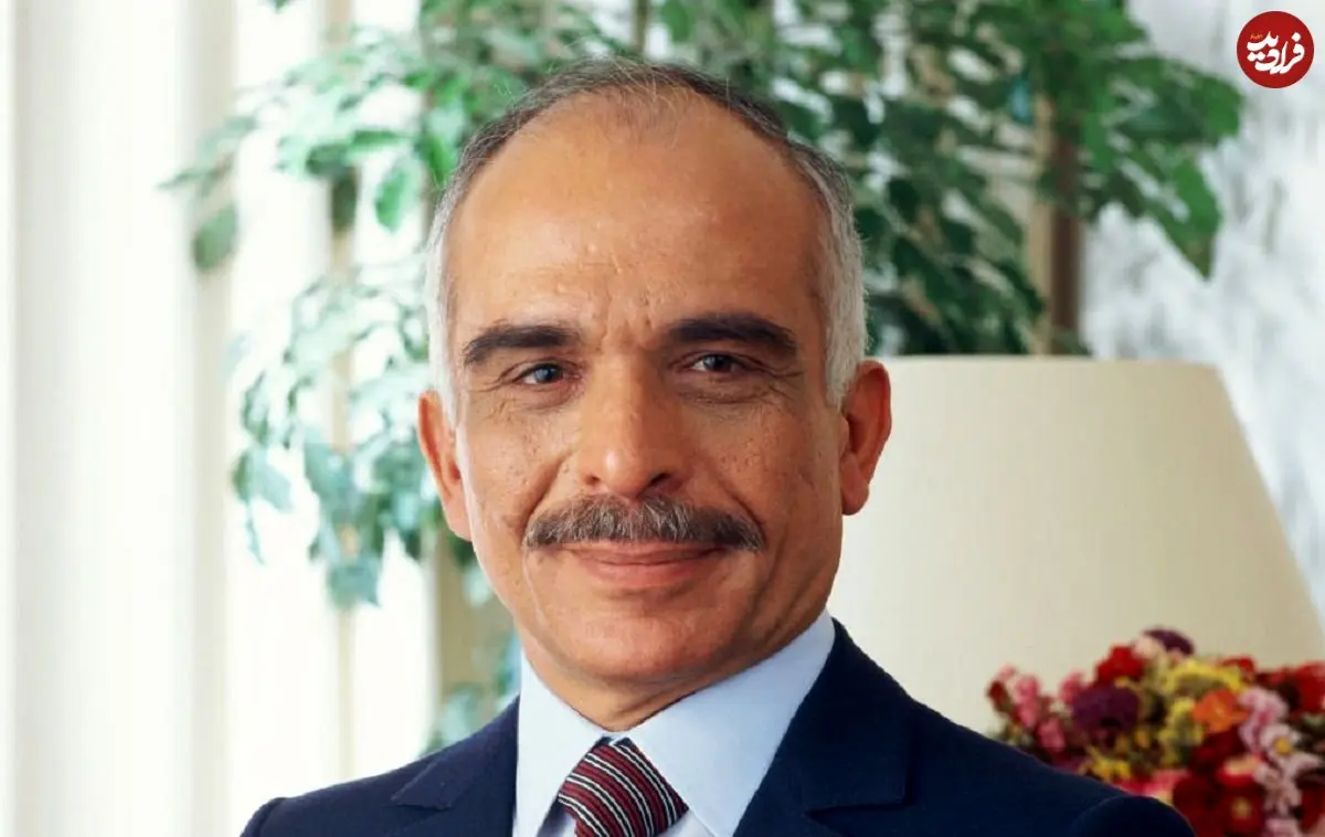 عکس| سفر در زمان؛ «ملک حسین، پادشاه اردن» و همسرش در حال ورود به مراسم عروسی کنستانتین دوم در آتن؛ سال 1343