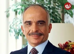 عکس| سفر در زمان؛ «ملک حسین، پادشاه اردن» و همسرش در حال ورود به مراسم عروسی کنستانتین دوم در آتن؛ سال 1343