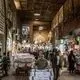 عکس| سفر زمان؛ بساط چای و ناهار در کنار یک حوض در بازار تهران؛ 75 سال قبل