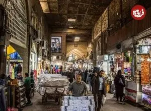 عکس| سفر زمان؛ بساط چای و ناهار در کنار یک حوض در بازار تهران؛ 75 سال قبل