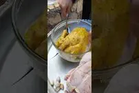 (ویدئو) پخت متفاوت و جالب مرغ تنوری و سیب زمینی به سبک این بانوی روستایی در کردستان
