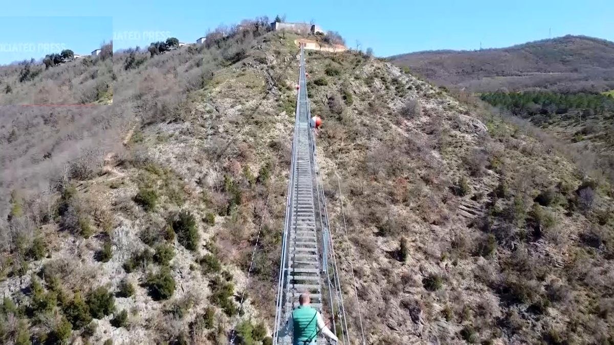 (ویدئو) جویندگان هیجان بر پلی با ارتفاع ۱۷۵ متر در ایتالیا