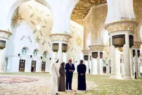 ببینید؛ ترامپ روی فرش ایرانی مسجد «شیخ زاید» قدم زد