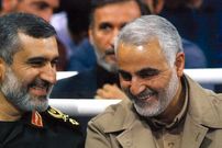 عکس؛ سفر به تاریخ؛ «سردار سلیمانی» و همرزمانش در جبهه در حال خوردن پرتقال؛ دهۀ 60
