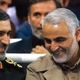 عکس؛ سفر به تاریخ؛ «سردار سلیمانی» و همرزمانش در جبهه در حال خوردن پرتقال؛ دهۀ 60