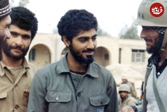 عکس| سفر در زمان؛ «سردار سلیمانی و سردار حاجی زاده» در یک مراسم در بیت رهبری؛ دهه 90