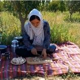(ویدئو) غذای روستایی؛ پخت دیدنی قارچ پلو با مرغ توسط یک بانوی خوش سلیقه ایرانی 