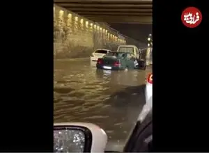 ببینید| تبریز دریا شد! تصاویر گرفتار شدن مردم و خودروها در میان آب