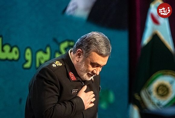 عکس؛ سفر به تاریخ؛ بوسۀ «سردار اشتری» بر پیشانی «سردار قاآنی» در یک مراسم