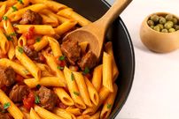 طرز تهیه ماکارونی با گوشت تکه‌ای و ته‌دیگ سیب‌زمینی