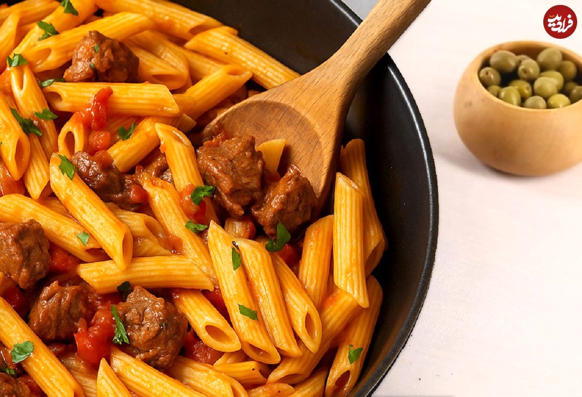 طرز تهیه ماکارونی با گوشت تکهای و تهدیگ سیبزمینی