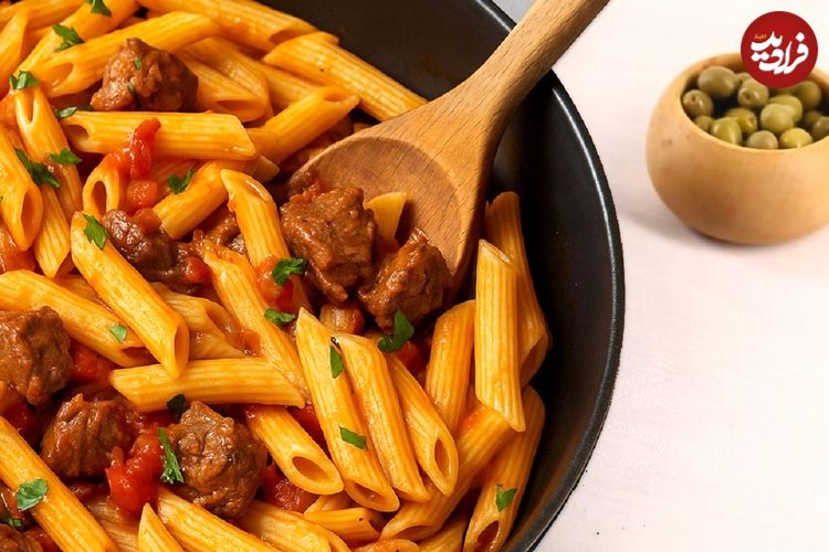 طرز تهیه ماکارونی با گوشت تکه‌ای و ته‌دیگ سیب‌زمینی