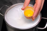 ببینید؛ با 2 لیتر شیر و 3 عدد تخم مرغ، این پنیر خانگی آلمانی را درست کنید! 