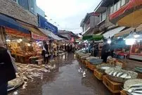 عکس| سفر به ایران قدیم؛ تصویری از یک بازار در شهر رشت؛ بیش از یک قرن قبل