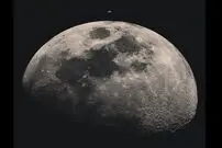 عکس روز ناسا از گذر ایستگاه فضایی بین‌المللی بر فراز ماه