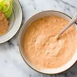 طرز تهیه سس هزار جزیره خانگی در ۵ دقیقه؛ خوشمزه‌تر از رستورانی‌ها!