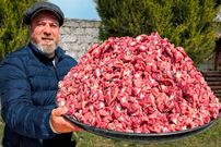 ببینید؛ غذای روستایی در آذربایجان؛ پخت یک غذای سنتی با دل مرغ و سبزیجات