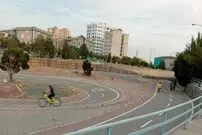 عکس| سفر زمان؛ دوچرخه‌سواری دخترها و پسرها در پارک چیتگر؛ 27 سال قبل