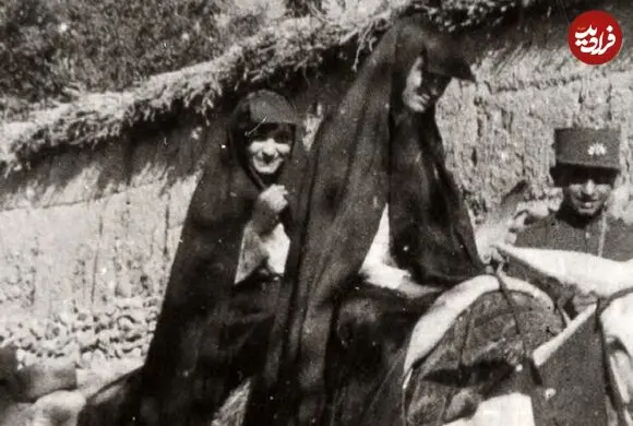 عکس| سفر زمان؛ یک زن جوان در حال شست و شوی لباس در کنار خیابان و در جنوب تهران؛ سال 54