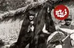 عکس| سفر زمان؛ یک زن جوان در حال شست و شوی لباس در کنار خیابان و در جنوب تهران؛ سال 54