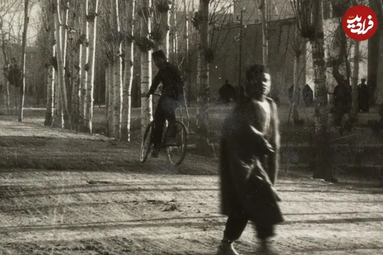 عکس| سفر زمان؛ «زن خر سوار و مرد دوچرخه‌سوار» در چهارباغ اصفهان؛ یک قرن قبل
