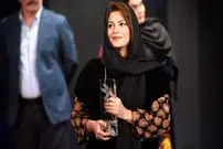 عکس| سفر زمان؛ تیپ و چهرۀ «طناز طباطبایی» در تئاتر «سی‌صد»