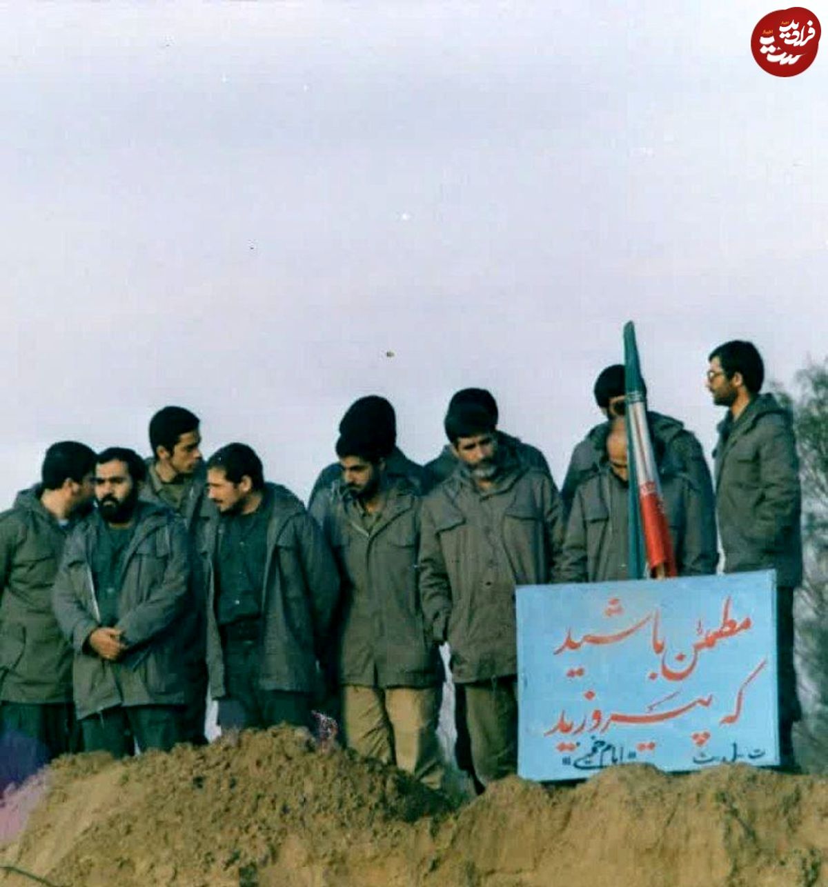 عکس؛ سفر در زمان؛ لحظه «اعطای درجه سرتیپ دومی به صادق آهنگران توسط سرلشکر فیروز آبادی»؛ سال 69