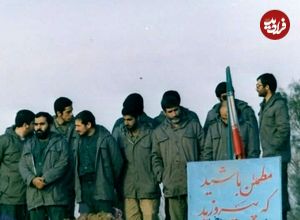 عکس؛ سفر در زمان؛ لحظه «اعطای درجه سرتیپ دومی به صادق آهنگران توسط سرلشکر فیروز آبادی»؛ سال 69