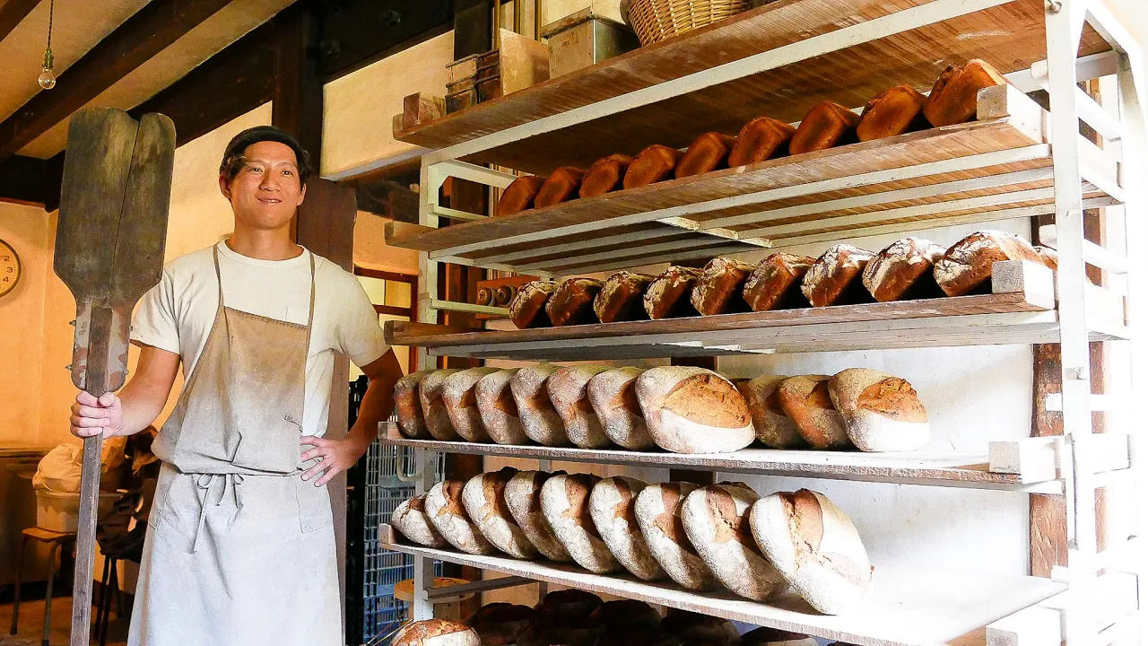 (ویدئو) فرآیند تهیه و پخت نان در یک نانوایی شگفت انگیز در کوهستان های ژاپن