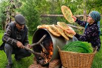 ببینید؛ غذای روستایی در آذربایجان؛ برداشت پیازچه وحشی از جنگل و پخت نان با آن ها
