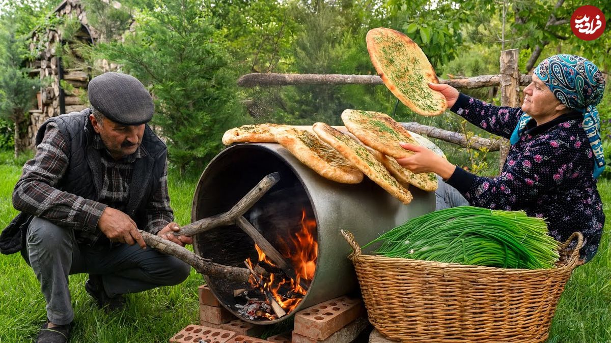 ببینید؛ غذای روستایی در آذربایجان؛ برداشت پیازچه وحشی از جنگل و پخت نان با آن ها