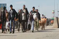 (ویدیو) فرار پرتعداد مهاجرین غیرقانونی افغان در عوارضی کاشان از پشت کامیون!