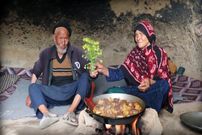 ببینید؛ غذای روستایی در افغانستان؛ پخت خوراک مرغ و سیب زمینی در غار 