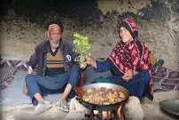 ببینید؛ غذای روستایی در افغانستان؛ پخت خوراک مرغ و سیب زمینی در غار 