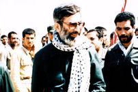 عکس؛ سفر به تاریخ؛ رهبر انقلاب در کنار پدرشان «آیت‌الله سید جواد خامنه‌ای»؛ دهۀ 1360