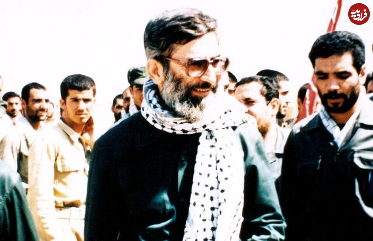 عکس؛ سفر به تاریخ؛ رهبر انقلاب در کنار پدرشان «آیتالله سید جواد خامنهای»؛ دهۀ 1360