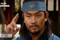 عکس| سفر به تاریخ؛ چهرۀ «مشاور جوسا» (سریال جومونگ) در 17 سالگی بین همکلاسی‌هایش