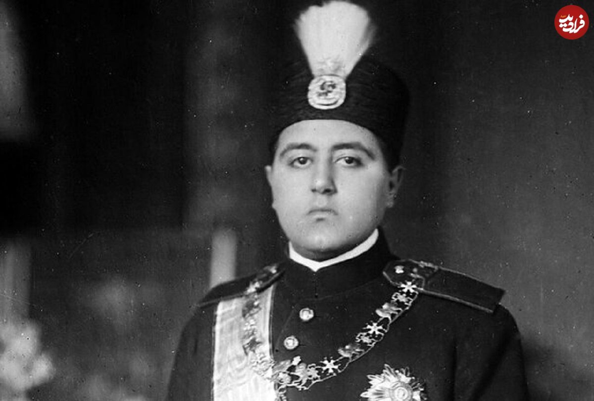 عکس؛ سفر در زمان؛ همسر احمدشاه به پنجره روزنامه چسبانده بود که چشمش به مجسمه رضاشاه نیفتد