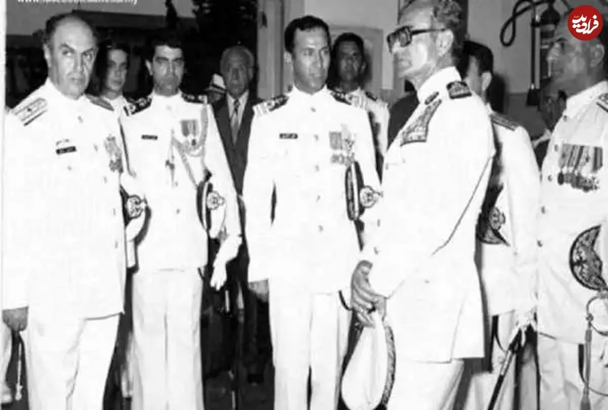 سفر در زمان؛ یادداشت‌های علم، یکشنبه ۱۶ اردیبهشت ۱۳۵۲: در مانور وقتی یکی از گلوله توپ کشتی‌ها به هدف نخورد، شاه به فرمانده نیروی دریایی فحش داد که سرشان را بخورد