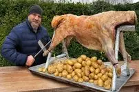 ببینید| غذای روستایی در آذربایجان؛ کباب بره کامل و سیب زمینی در تنور