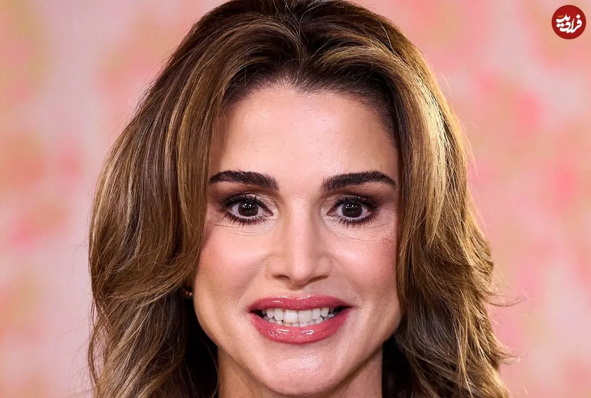 عکس| سفر در زمان؛ «رانیا، ملکه اردن» در حال صحبت با تلفن در دفتر کارش؛ سال 1378