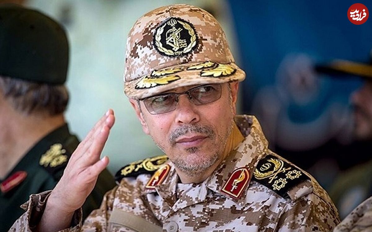 عکس؛ سفر به تاریخ؛ «سپهبد باقری» با لباس کُردی در یک سفرهخانه بینراهی