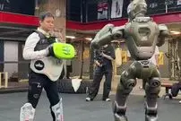 ببینید؛ ربات انسان‌نما مدیرعامل را ناک‌اوت کرد