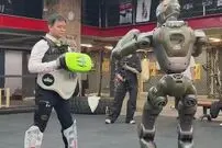 ببینید؛ ربات انسان‌نما مدیرعامل را ناک‌اوت کرد