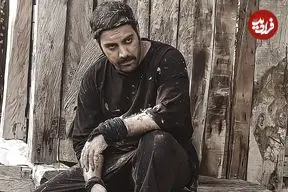 عکس| سفر در زمان؛ «سهراب» در حال استراحت در پشت صحنه سریال سوجان؛ سال 1402