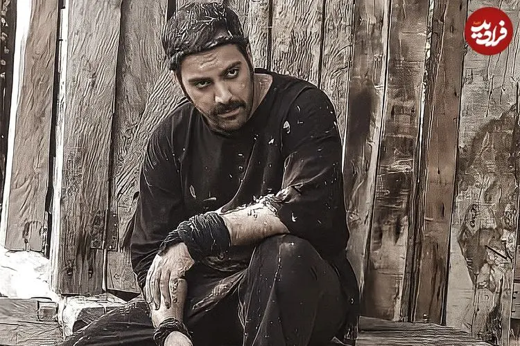 عکس| سفر در زمان؛ «سهراب» در حال استراحت در پشت صحنه سریال سوجان؛ سال 1402
