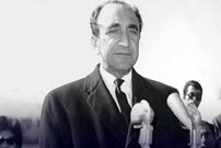 سفر در زمان؛ یادداشت‌های علم، جمعه ۱ دی ۱۳۵۱: عراق با کمپانی‌ها صحبت میکند که ببیند بعد از ملی کردن منابع نفتی کرکوک، [باید] چه خاکی بر سر خود بریزد