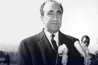 سفر در زمان؛ یادداشت‌های علم، جمعه ۱ دی ۱۳۵۱: عراق با کمپانی‌ها صحبت میکند که ببیند بعد از ملی کردن منابع نفتی کرکوک، [باید] چه خاکی بر سر خود بریزد