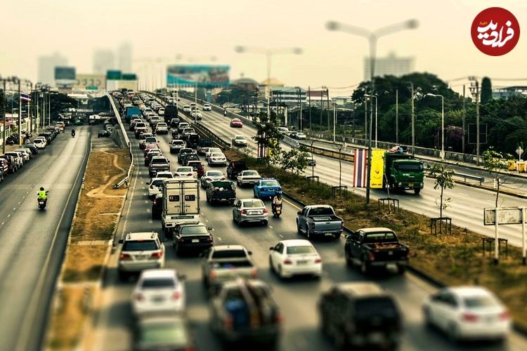 ببینید؛ اقدام بی‌نظیر زن سیرجانی وسط چهارراه بعد از قطع برق!