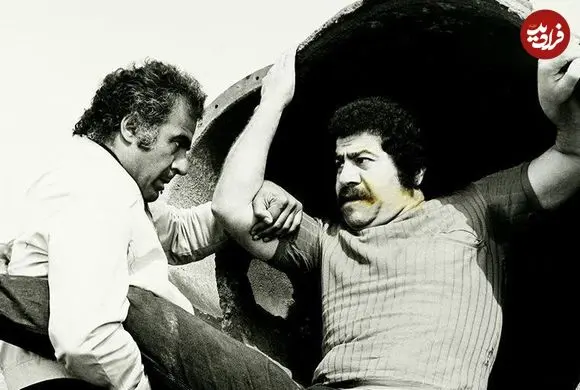 عکس| سفر زمان؛ «حسین گیل» بازیگر سینمای قبل از انقلاب در جبهه در بین رزمنده‌ها